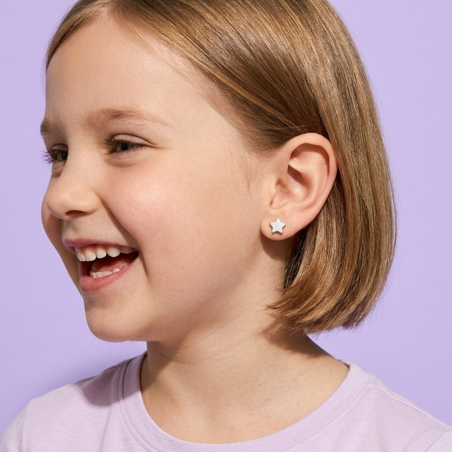 Star Flat Back Silver worn by a smiling girl