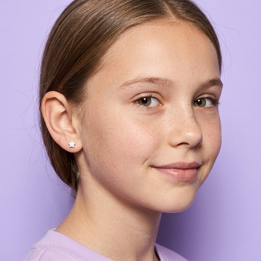 Star Flat Back Silver worn by a smiling girl